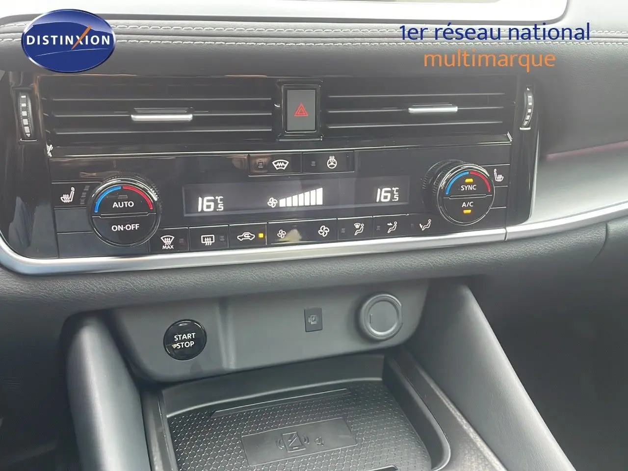 Tableau de bord du Nissan Qashqai 2025 avec commandes climatisation digitales et finition noire élégante.