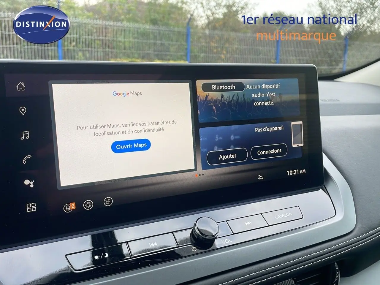 Vue rapprochée de l'écran tactile central du Nissan Qashqai noir perle métal, affichant Google Maps et options Bluetooth.