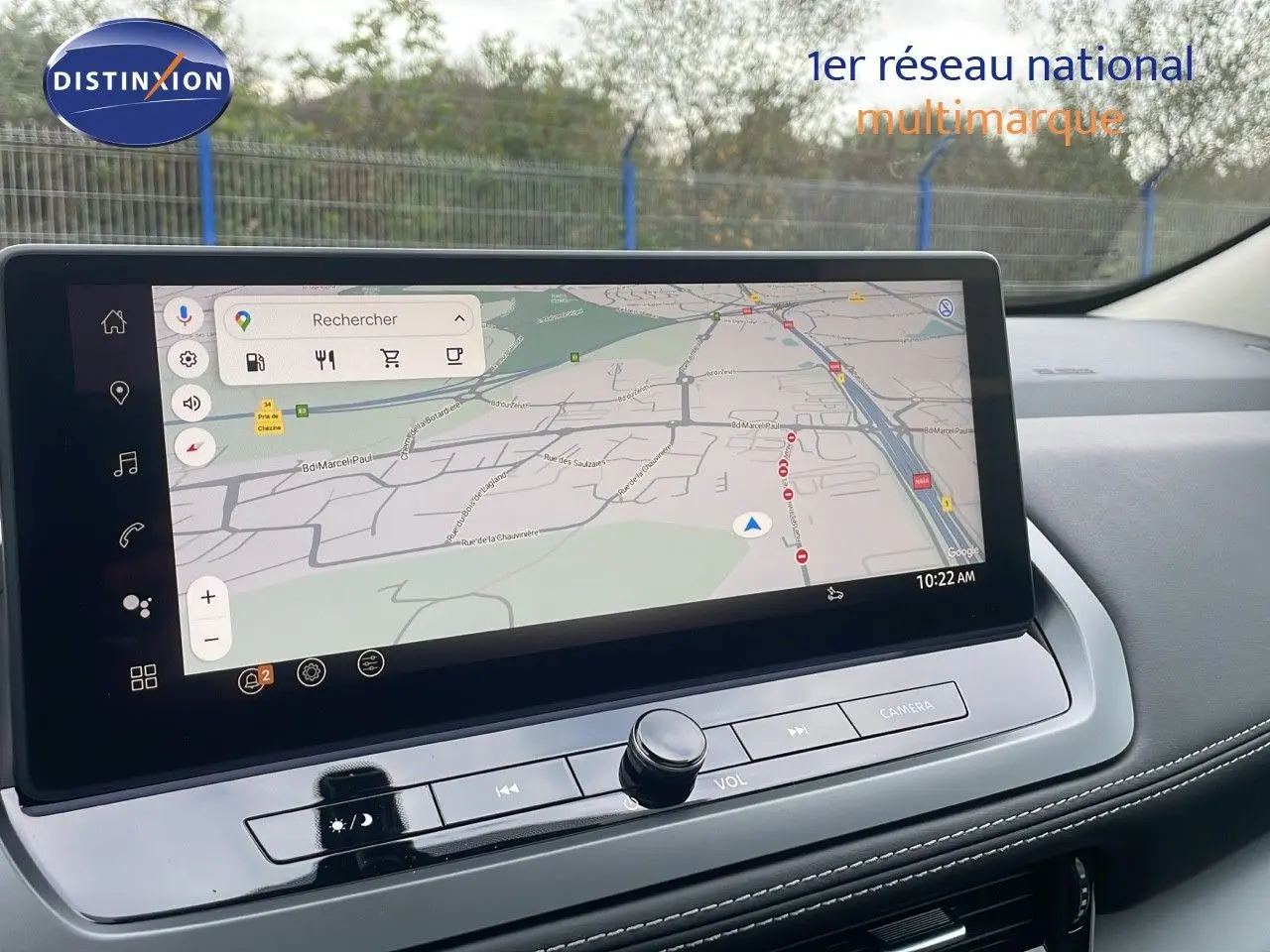Tablette tactile de navigation GPS intégrée au tableau de bord du Nissan Qashqai 2025 noir perle métal.
