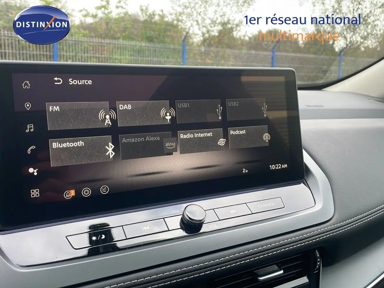Écran tactile central du Nissan Qashqai 2025 noir perle métal, affichant les options multimédia et connectivité.