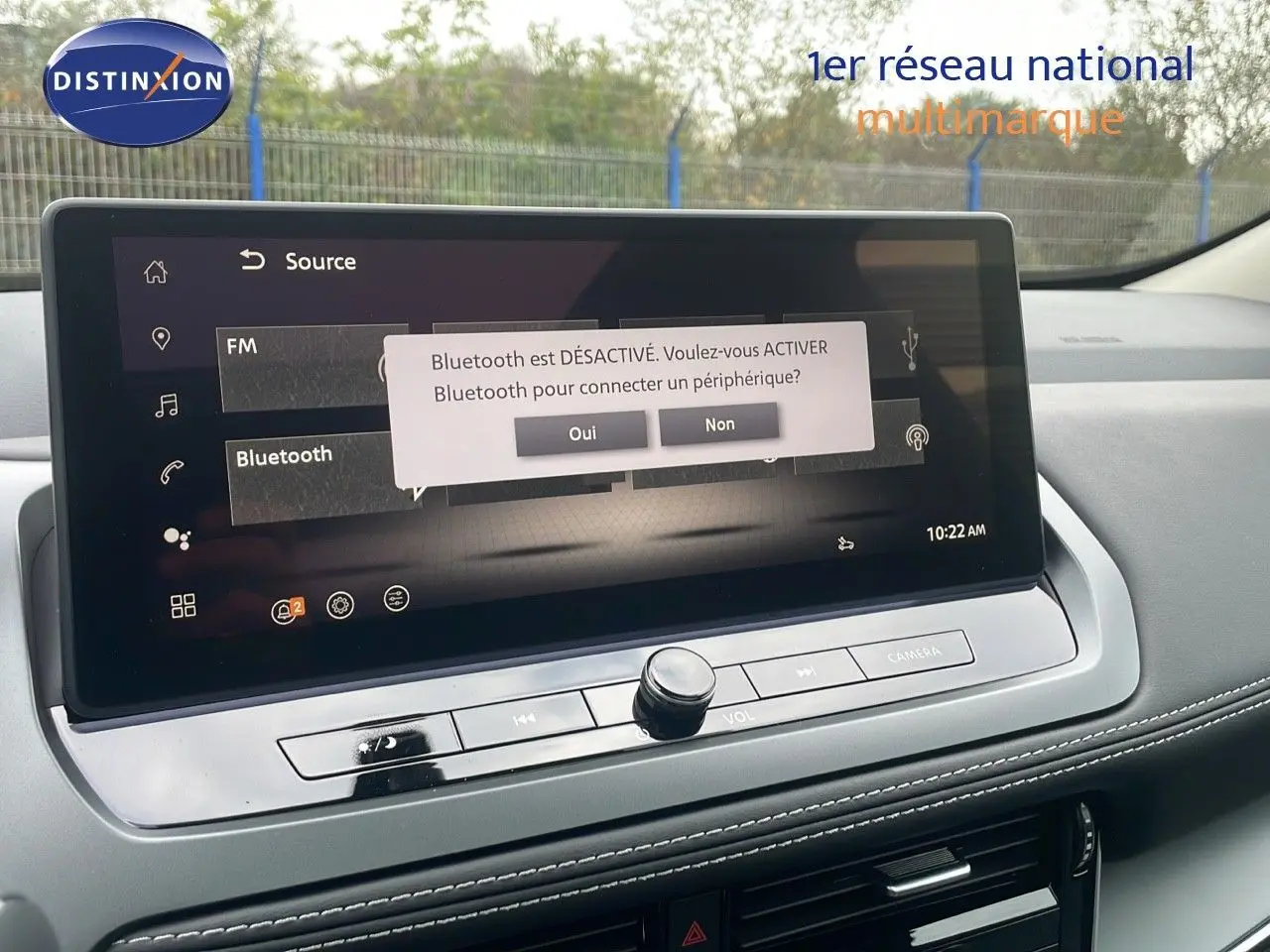 Écran tactile central du Nissan Qashqai 2025 affichant une demande d'activation Bluetooth dans un intérieur gris clair.