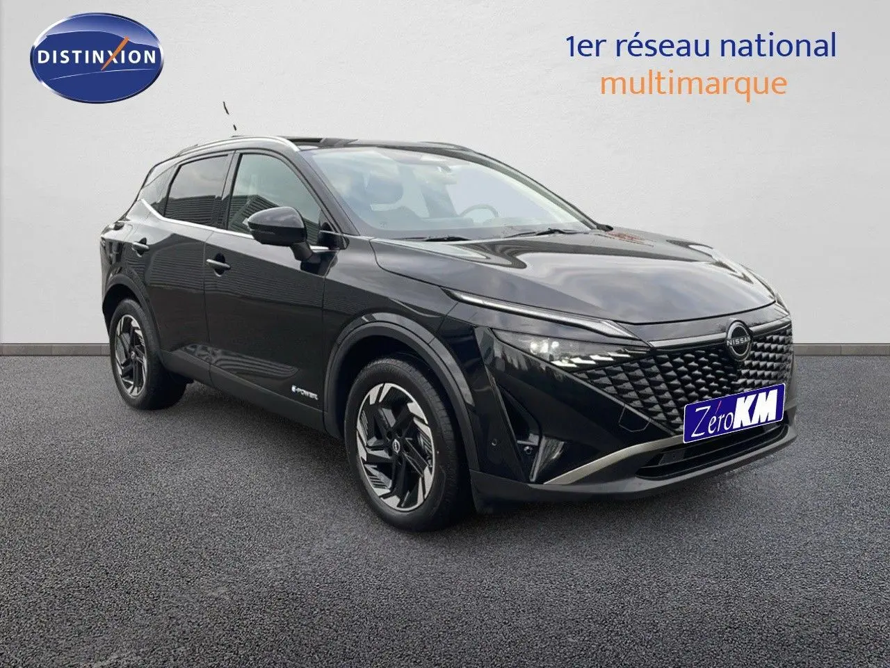 Nissan Qashqai noir perle métal en 3/4 avant droit, avec calandre distinctive et jantes stylisées.