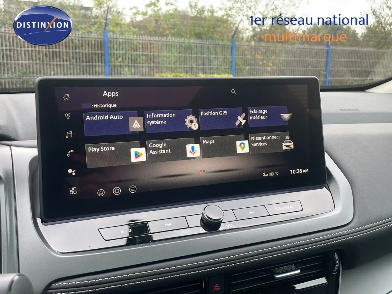 Écran tactile central affichant les applications Android Auto et GPS du Nissan Qashqai 2025, intérieur moderne gris.