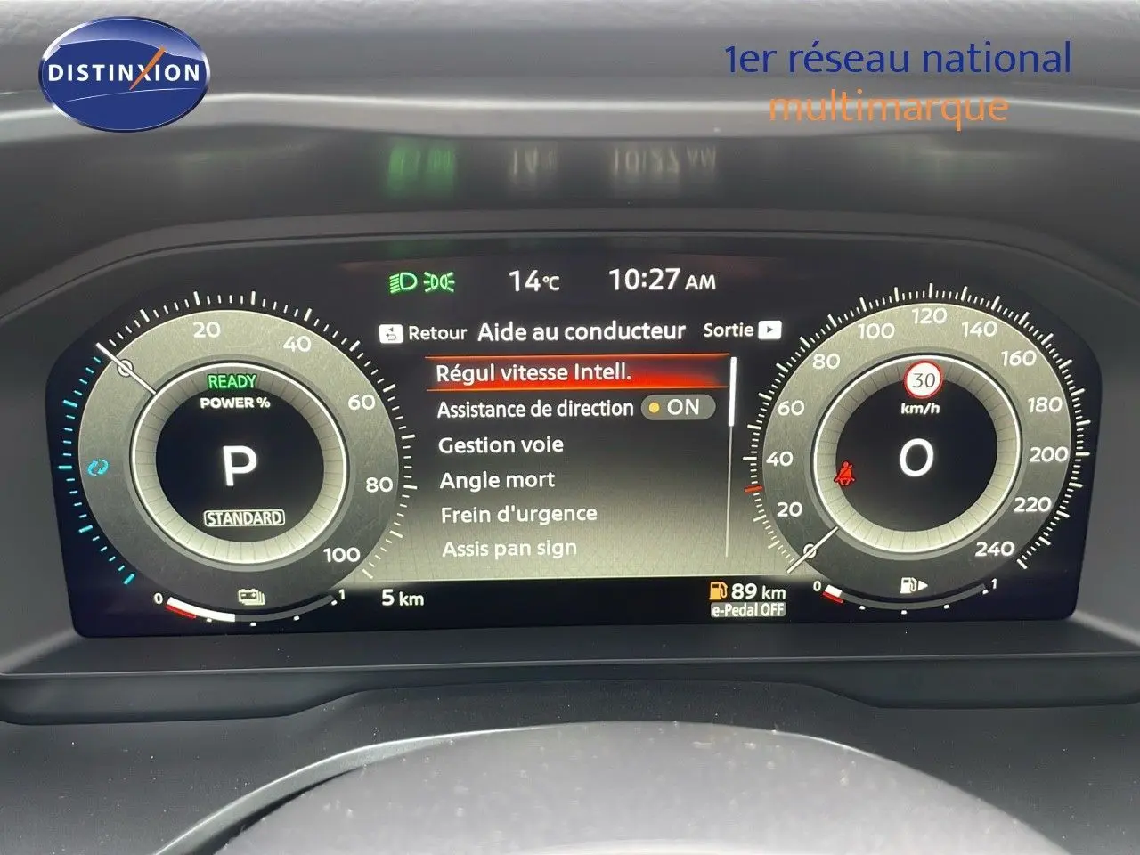 Tableau de bord numérique du Nissan Qashqai noir perle, affichant l'aide au conducteur et la vitesse à 0 km/h.