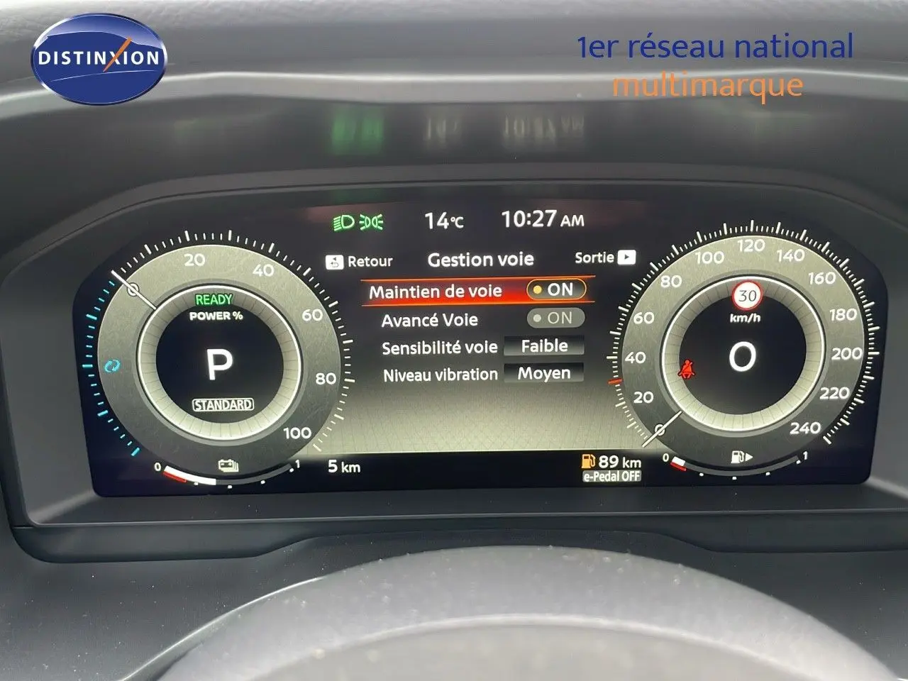 Tableau de bord numérique du Nissan Qashqai noir perle, affichant la gestion de voie et la vitesse à 0 km/h.
