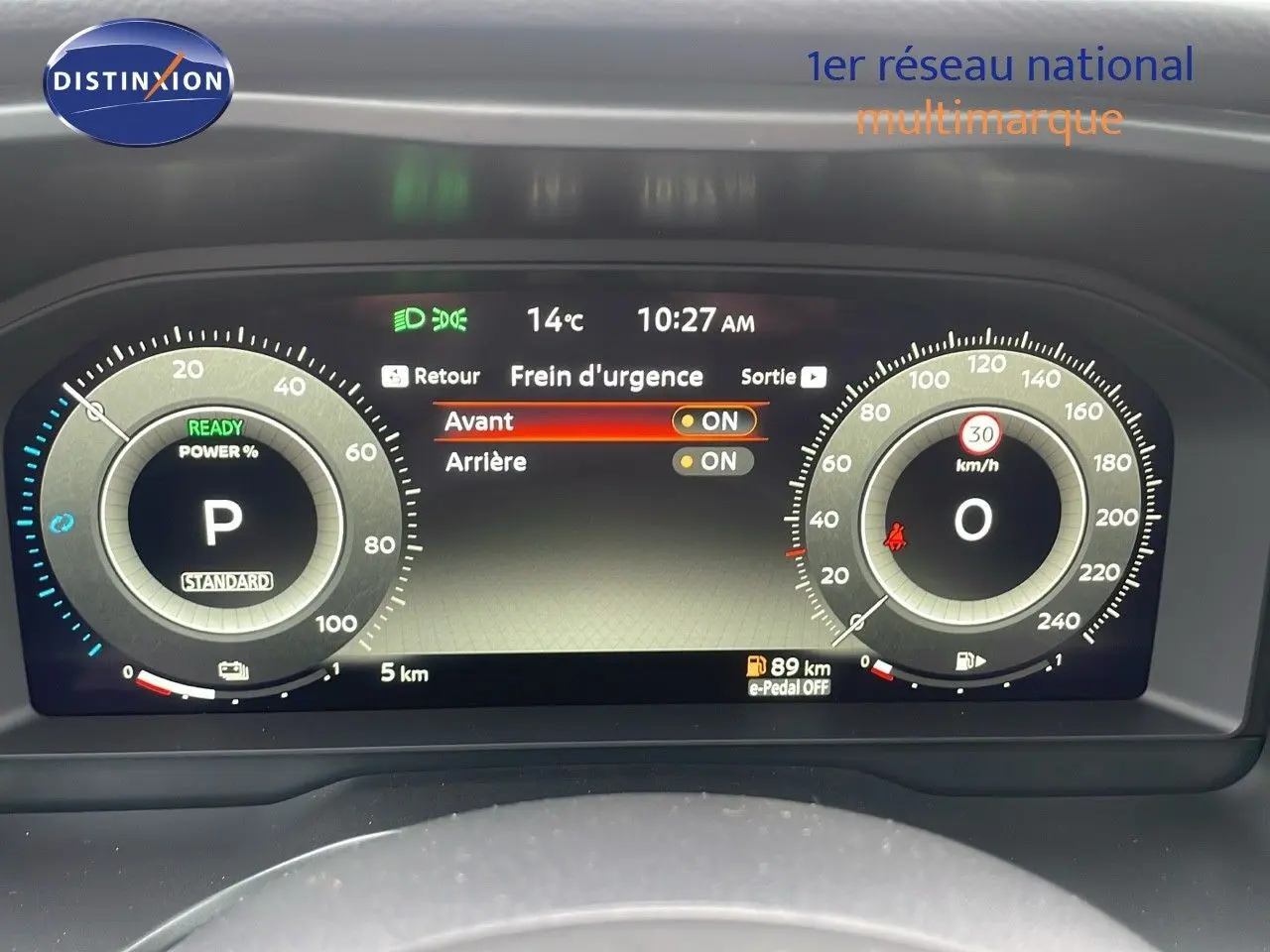 Tableau de bord numérique du Nissan Qashqai 2025 affichant la vitesse, la température et le frein d'urgence activé.