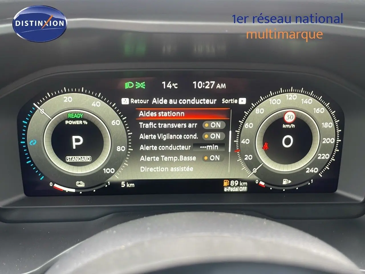 Tableau de bord numérique du Nissan Qashqai 2025 affichant les aides à la conduite et la vitesse à 0 km/h.
