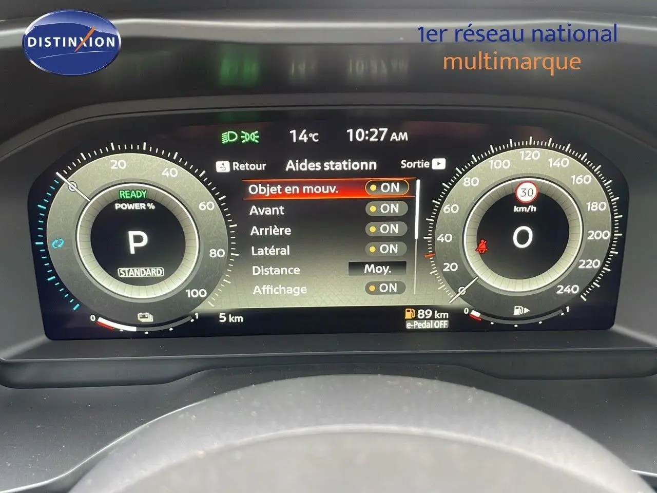 Tableau de bord numérique du Nissan Qashqai 2025 affichant les aides à la conduite et la vitesse à 0 km/h.