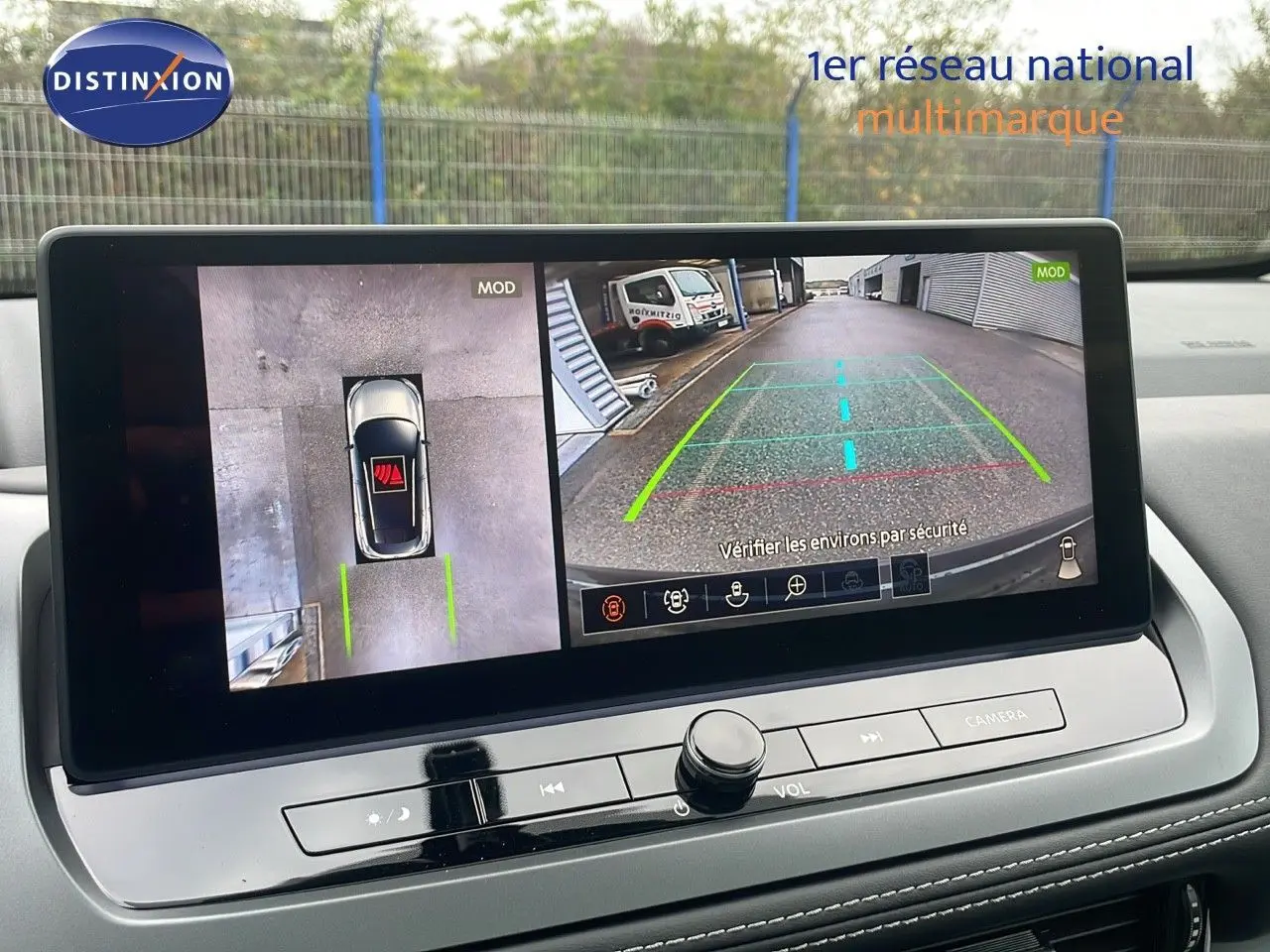 Écran intérieur du Nissan Qashqai noir perle métal montrant la caméra 360° et l'aide au stationnement en marche arrière.