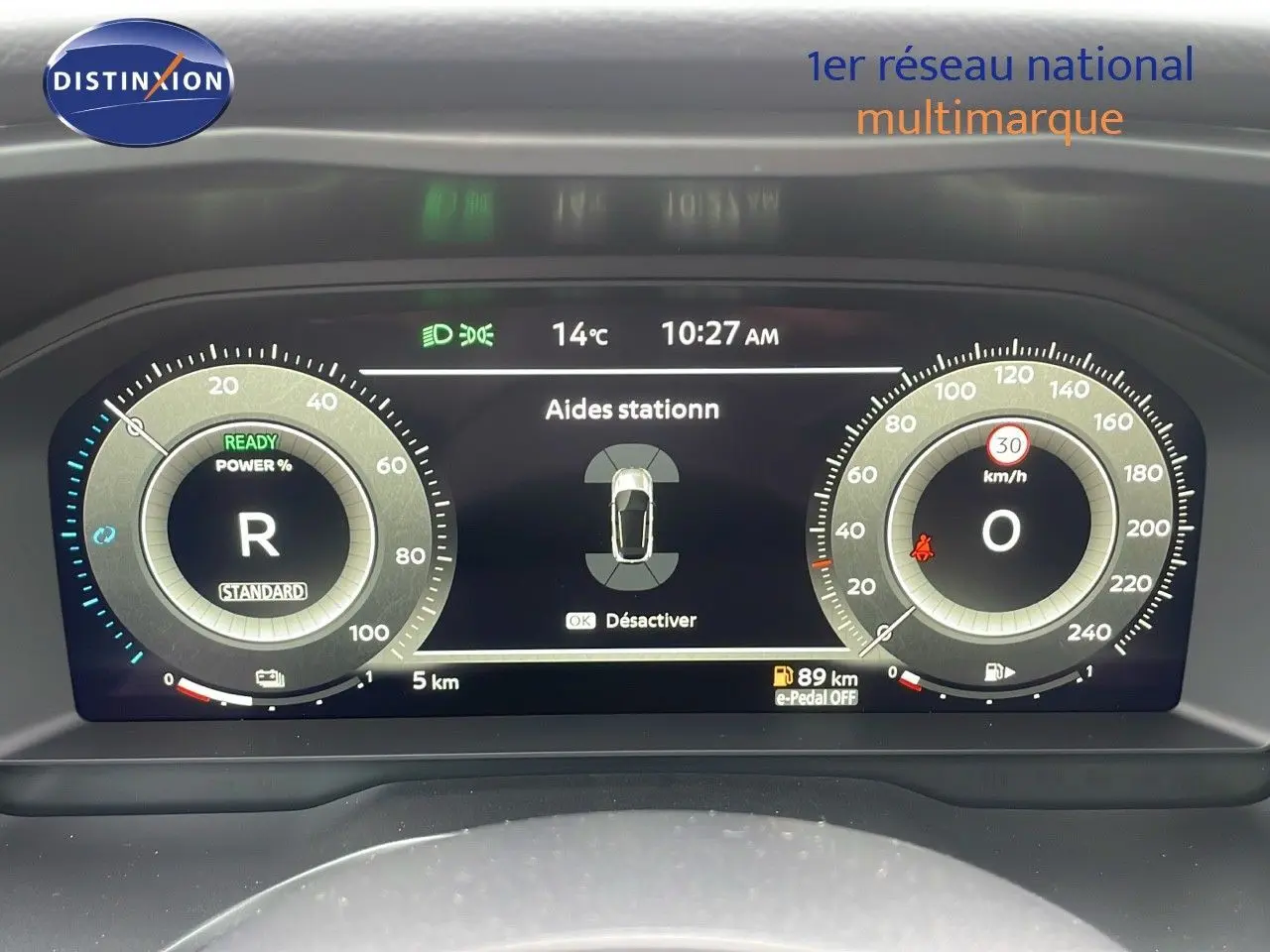 Tableau de bord numérique du Nissan Qashqai noir perle, affichant l'aide au stationnement et la vitesse à 0 km/h.