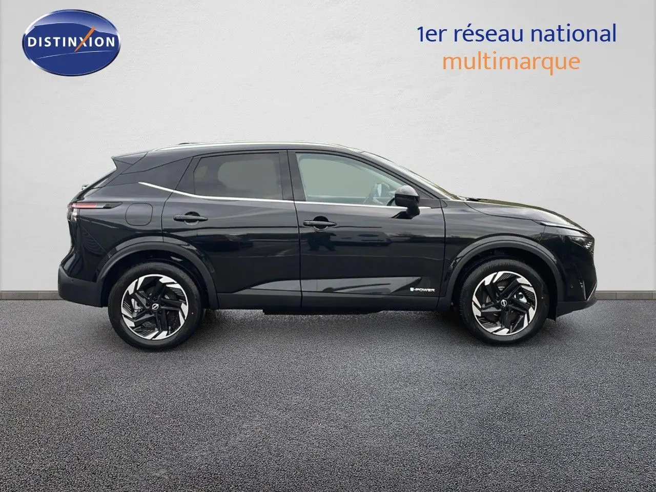 Profil côté gauche du Nissan Qashqai noir perle métal 2025 avec jantes bicolores et badge E-POWER visible.