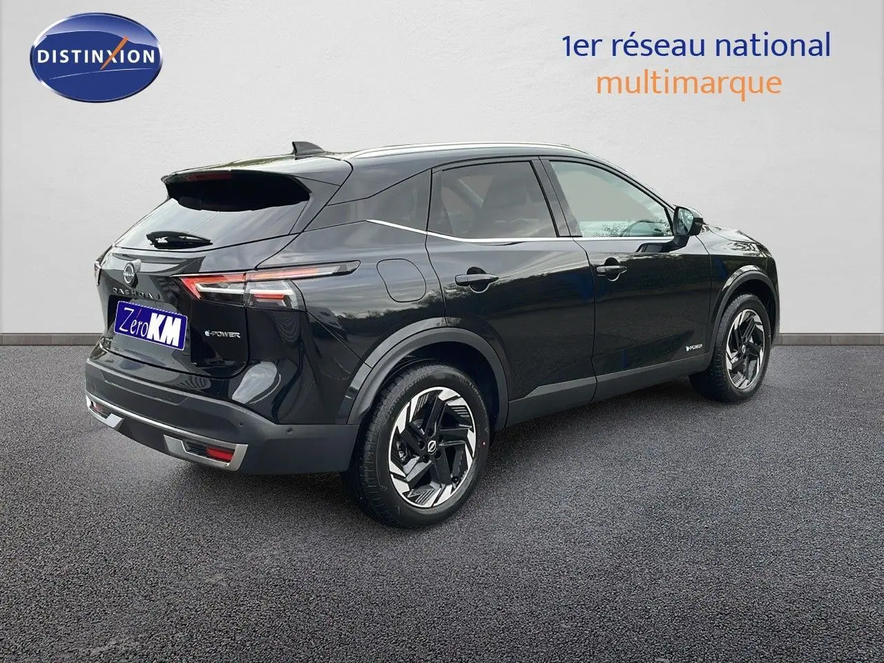 Nissan Qashqai noir perle métal en 3/4 arrière droit, avec jantes alliage et feux LED distinctifs.
