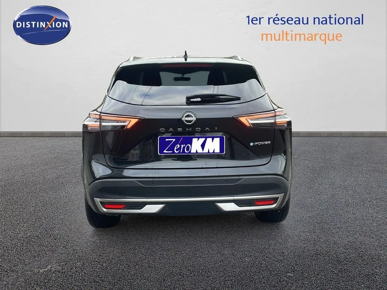 Vue arrière d'un Nissan Qashqai noir perle métal avec feux LED et badge E-POWER visible sur un fond neutre.