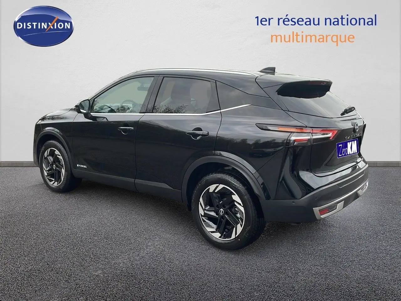 Nissan Qashqai noir perle métal en 3/4 arrière côté gauche, avec jantes alliage et feux LED distinctifs.
