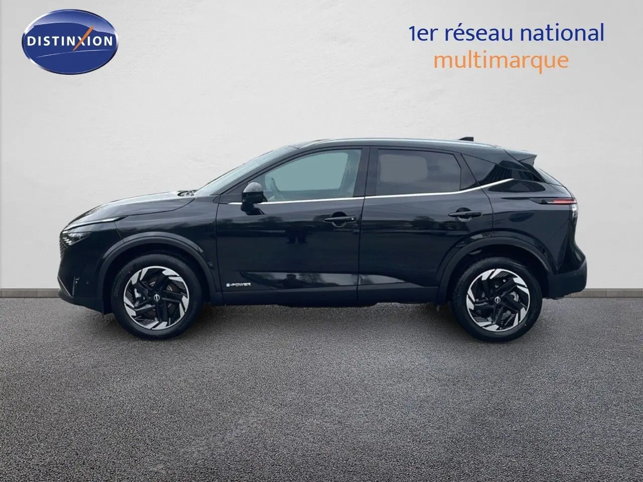 Profil droit d'un Nissan Qashqai 2025 noir perle métal avec jantes bicolores et toit noir contrasté.