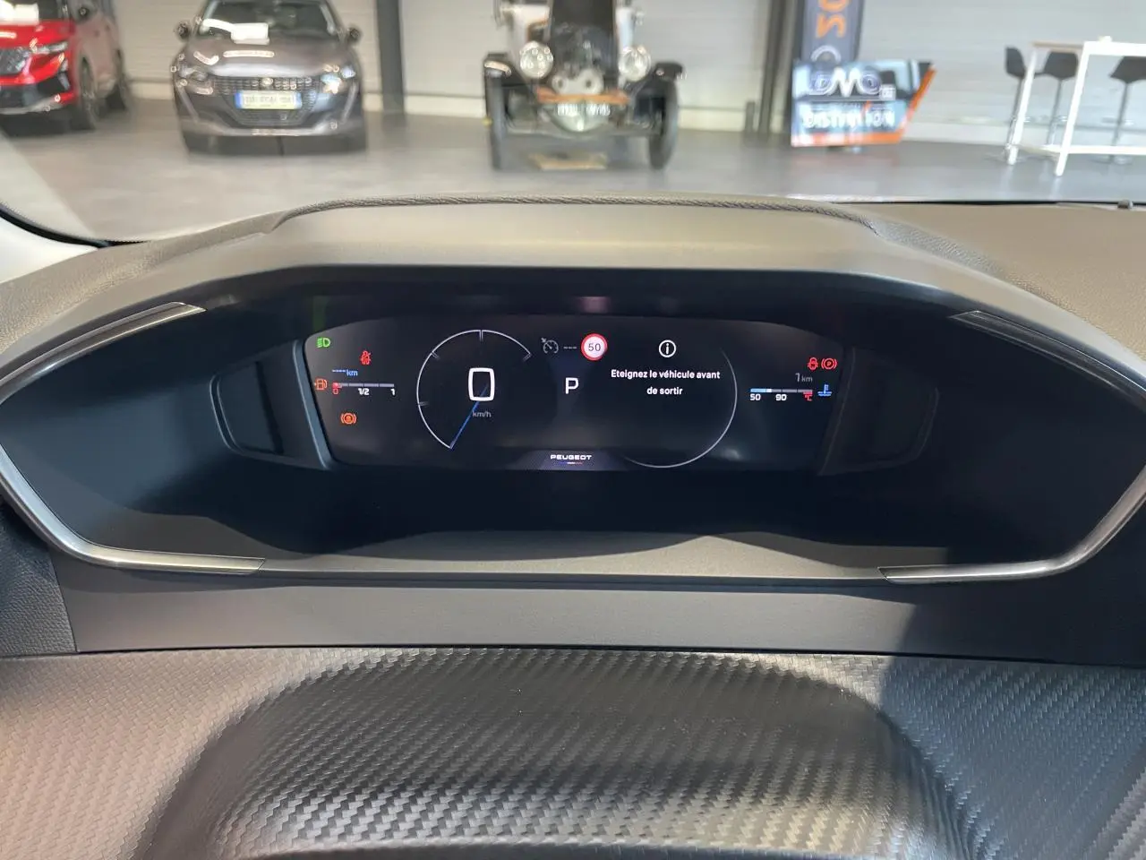 Vue rapprochée du tableau de bord numérique de la Peugeot 208 hybride 2025, affichage moderne et épuré.