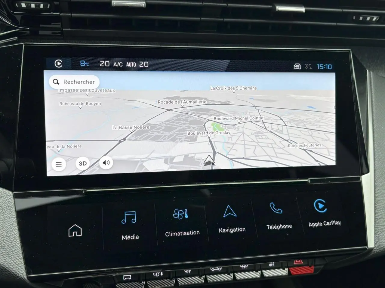Écran tactile central 10 pouces du Peugeot 308 SW Hybrid 2025 montrant la navigation connectée en mode jour.