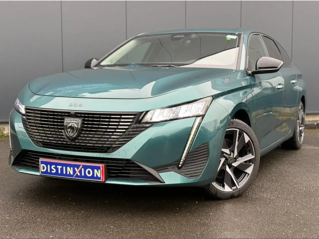 Peugeot 308 SW Hybrid bleu cuivre vue 3/4 avant droit avec calandre noire et jantes alliage 17 pouces.