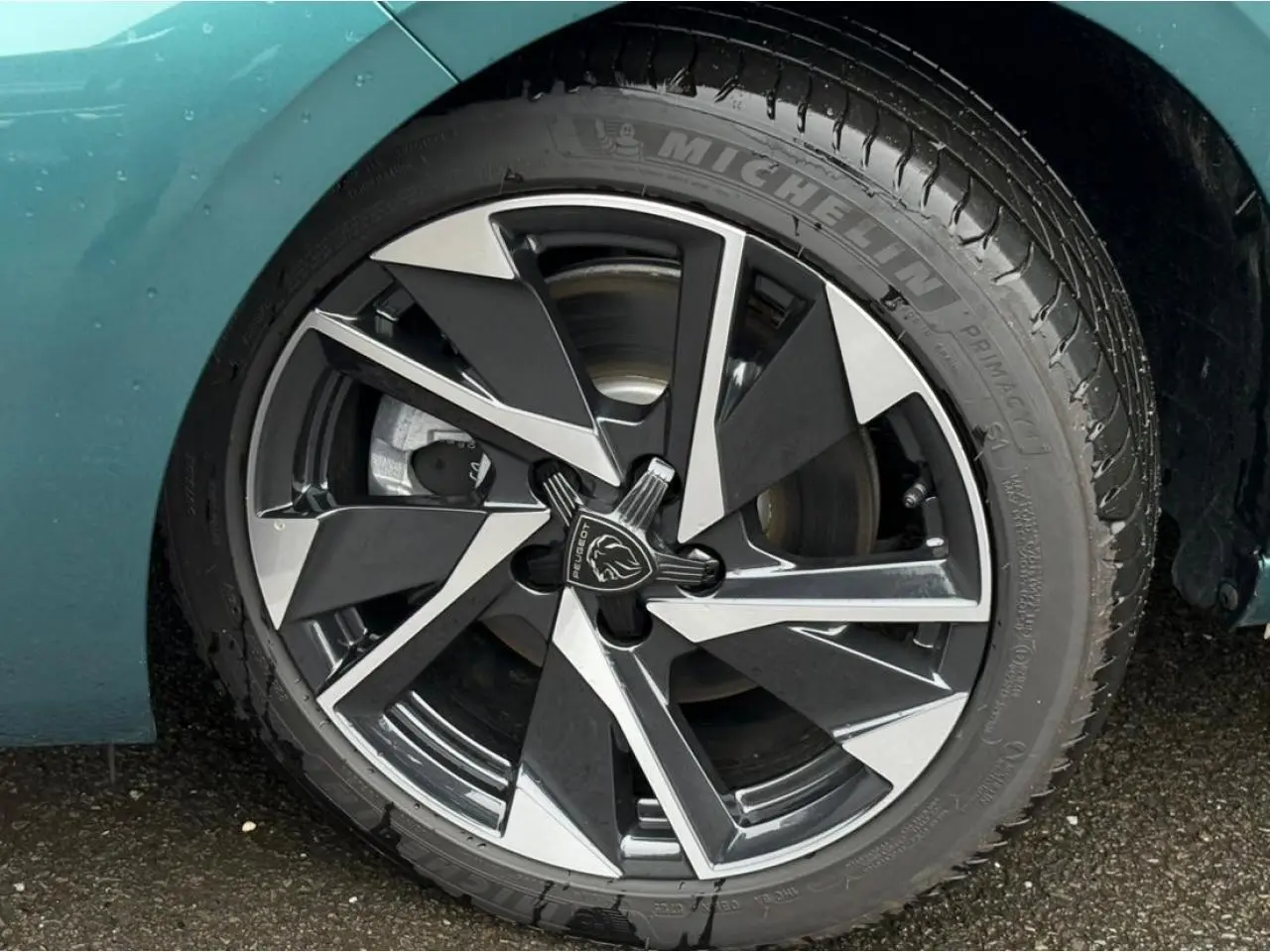 Gros plan sur la jante alliage 17'' Halong diamantée noire et argentée du Peugeot 308 SW Bleu Cuivre.