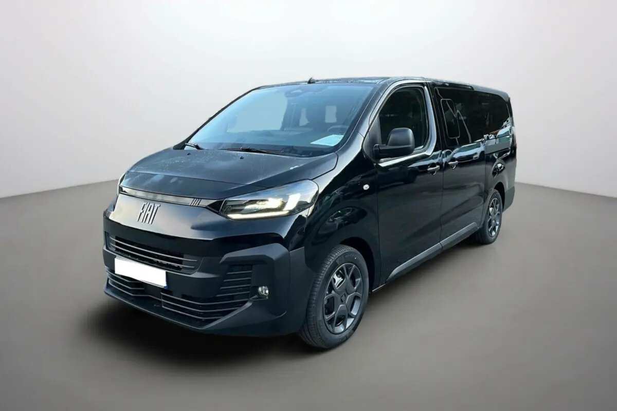 Vue 3/4 avant droite du FIAT Scudo Fourgon noir avec vitres surteintées et jantes tôle 17 pouces.