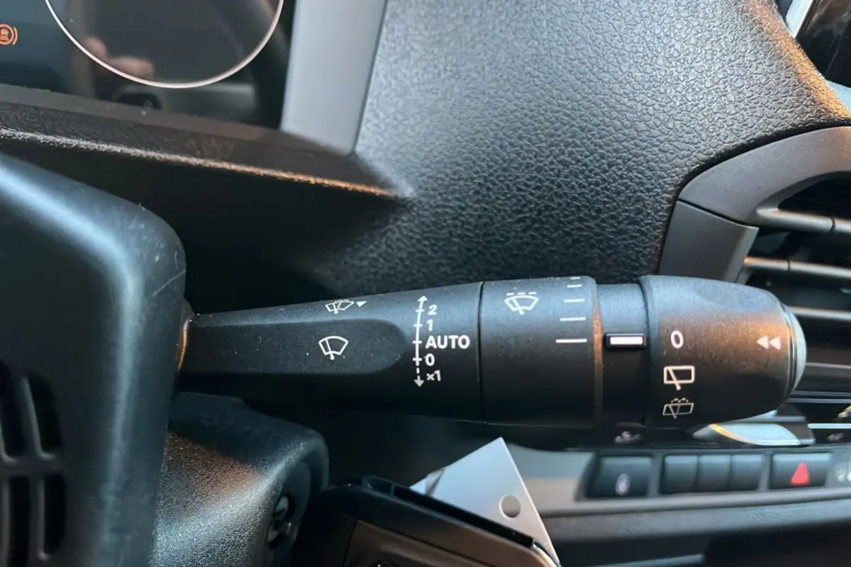 Gros plan sur la commande d'essuie-glace à gauche du volant dans le FIAT Scudo Fourgon noir 2025.