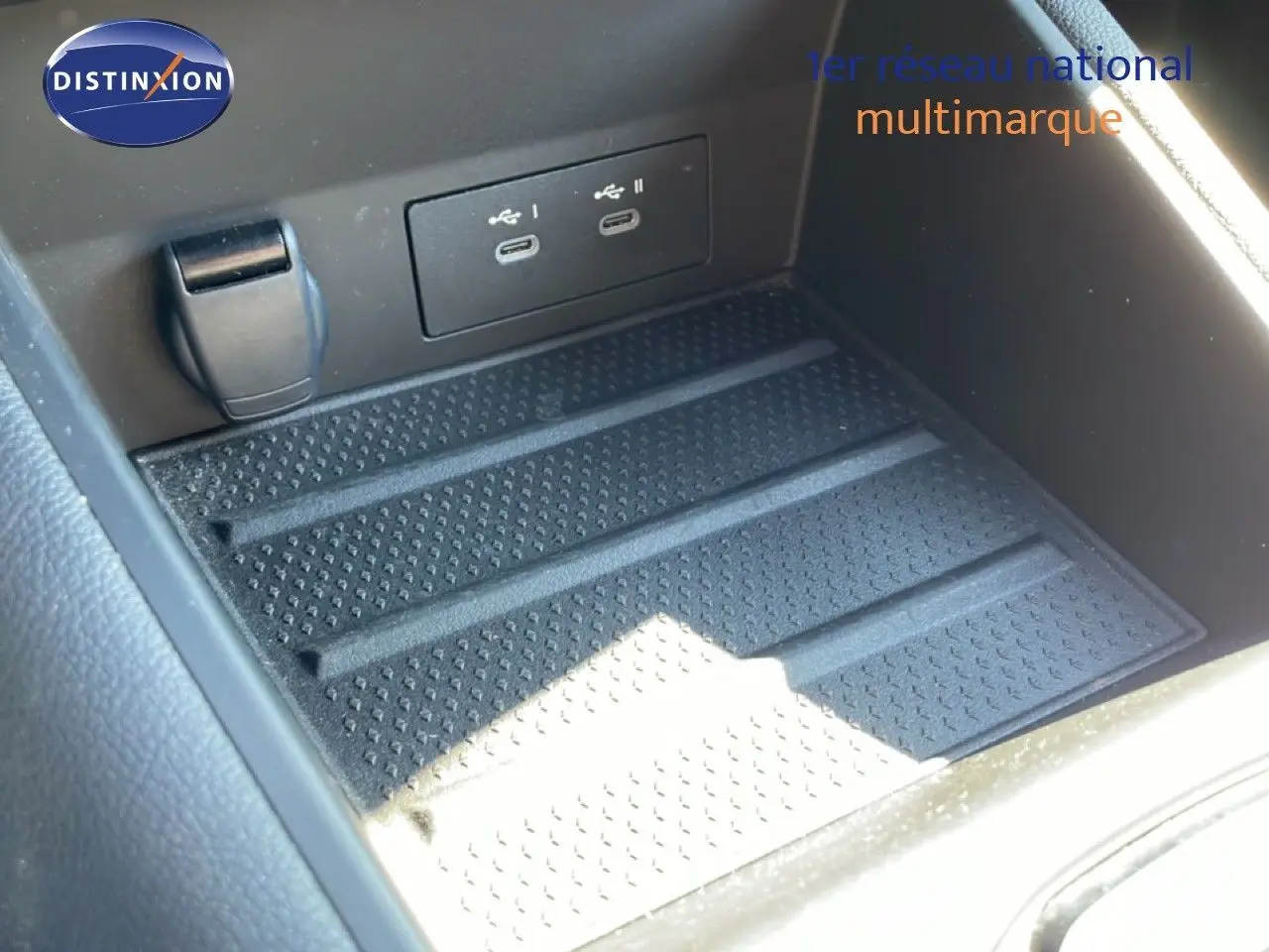 Gros plan sur le compartiment de rangement noir avec ports USB-C intégrés dans la Renault Symbioz 2025.