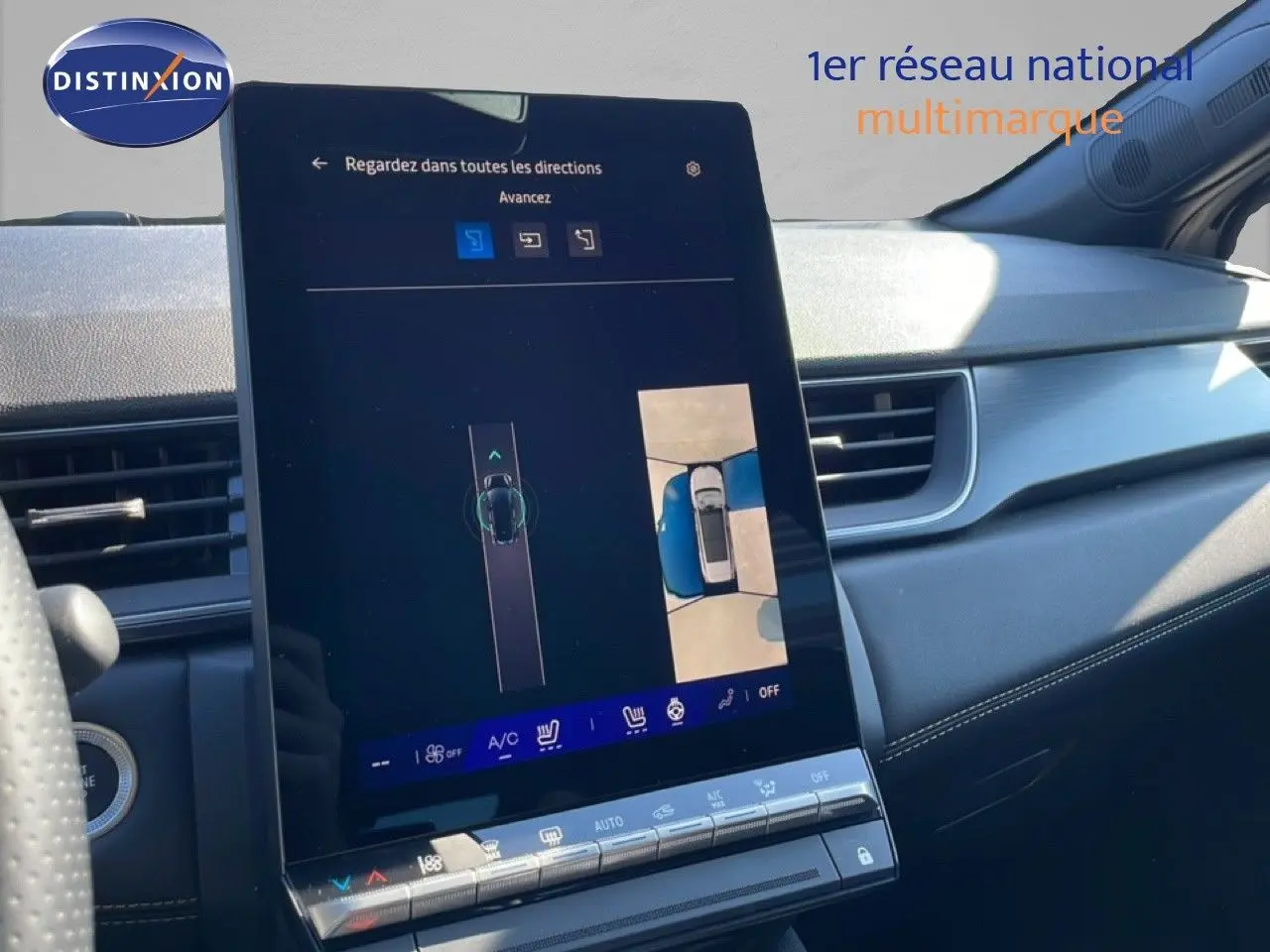 Vue intérieure du tableau de bord de la Renault Symbioz noire, écran tactile central affichant la caméra 360° et la navigation.