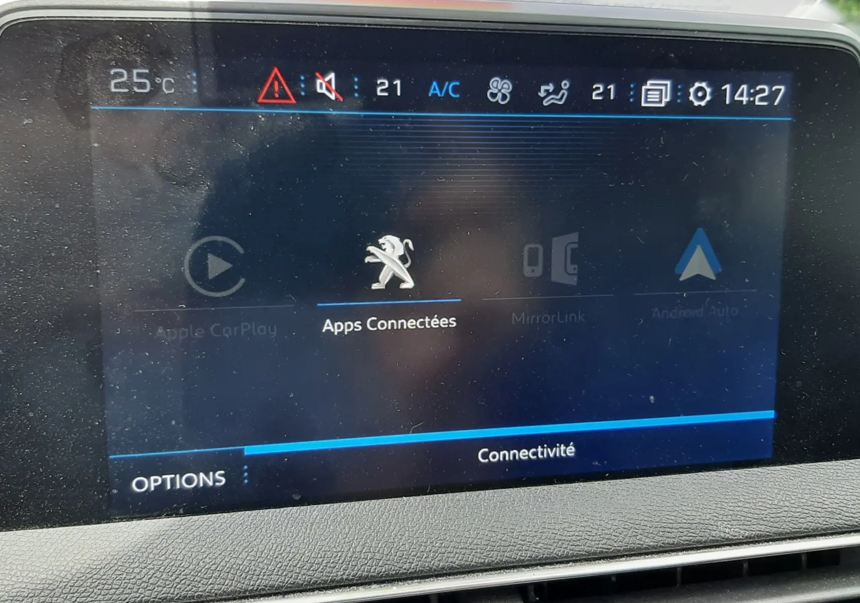 Écran tactile central du Peugeot 3008 2020 affichant les options de connectivité avec commandes climatisation visibles.