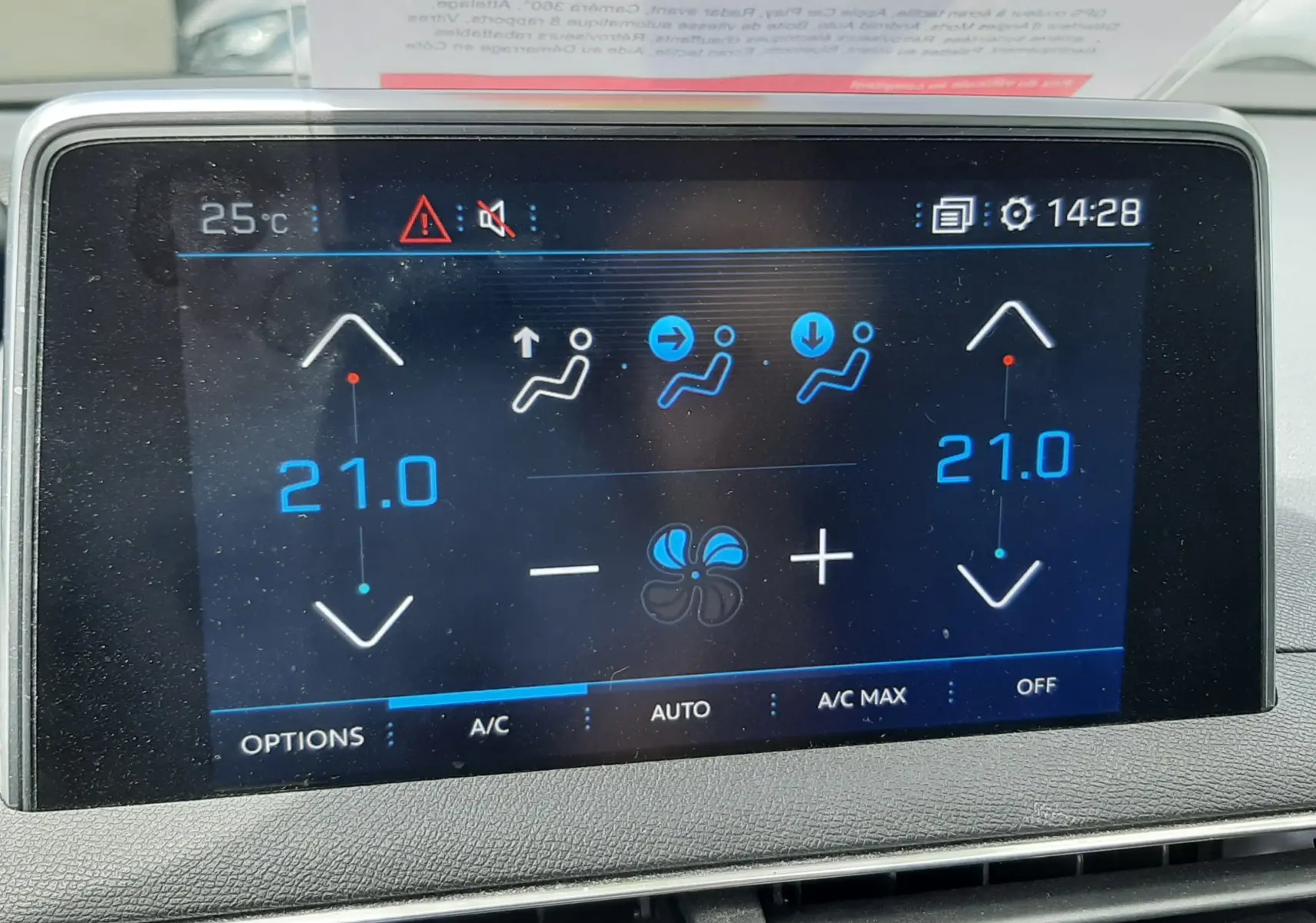 Écran tactile de climatisation affichant 21°C pour chaque côté dans l'habitacle d'un Peugeot 3008 gris 2020.