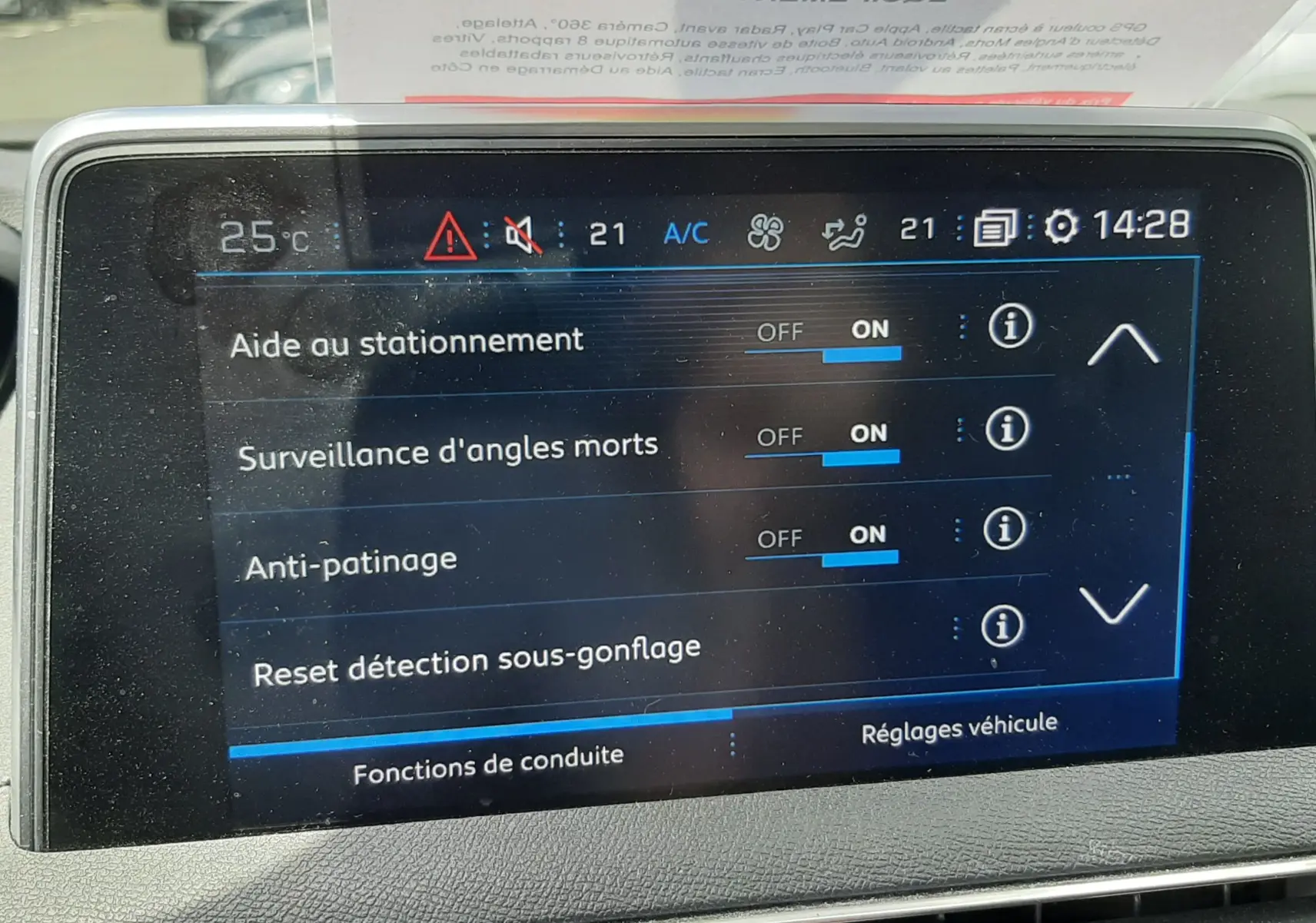 Écran tactile du tableau de bord du Peugeot 3008 2020 affichant les aides à la conduite activées.
