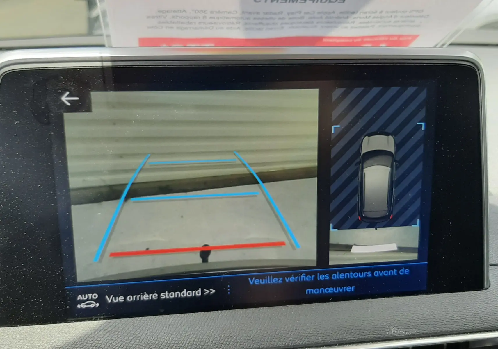 Écran multimédia du Peugeot 3008 gris montrant la caméra de recul et la vue 360° en intérieur véhicule.