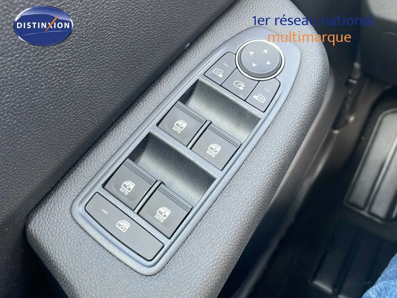 Commande des vitres électriques et réglage des rétroviseurs côté conducteur dans une Renault Clio gris schiste métal 2025.