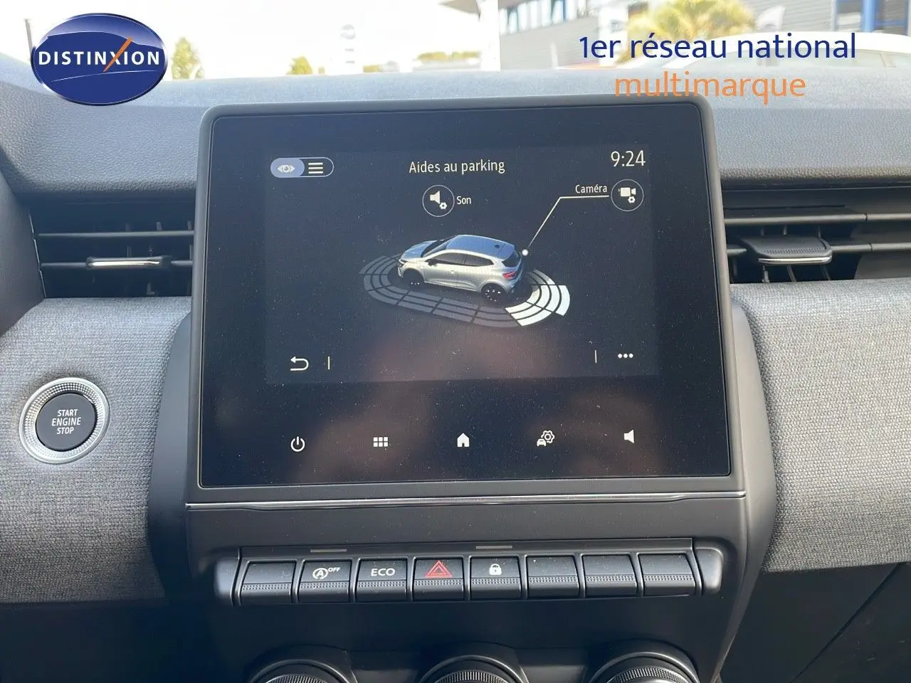 Vue rapprochée de l’écran tactile central du tableau de bord de la Renault Clio gris schiste 2025, affichant l’aide au parking.