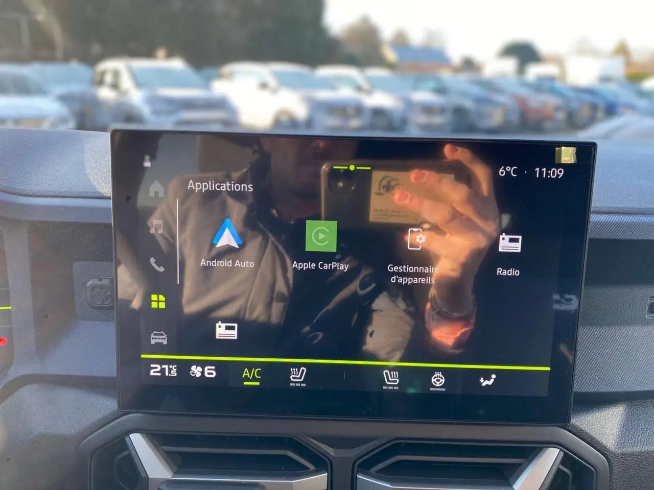 Écran tactile central du tableau de bord du Dacia Duster 2024 affichant les applications Android Auto et Apple CarPlay.