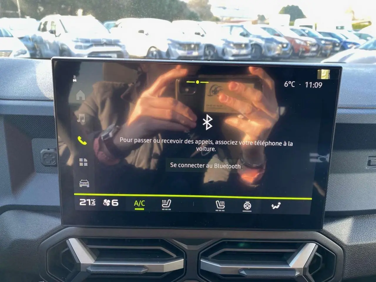 Écran tactile central du Dacia Duster 2024 affichant la connexion Bluetooth, avec tableau de bord noir mat.