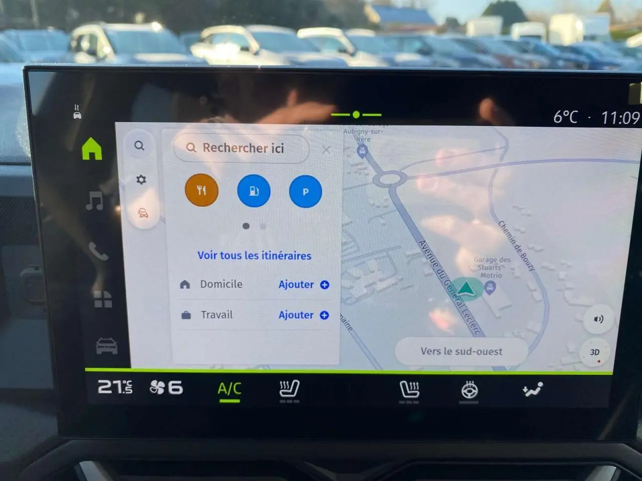 Écran tactile central du Dacia Duster 2024 affichant la navigation et commandes climatisation, intérieur moderne et fonctionnel.