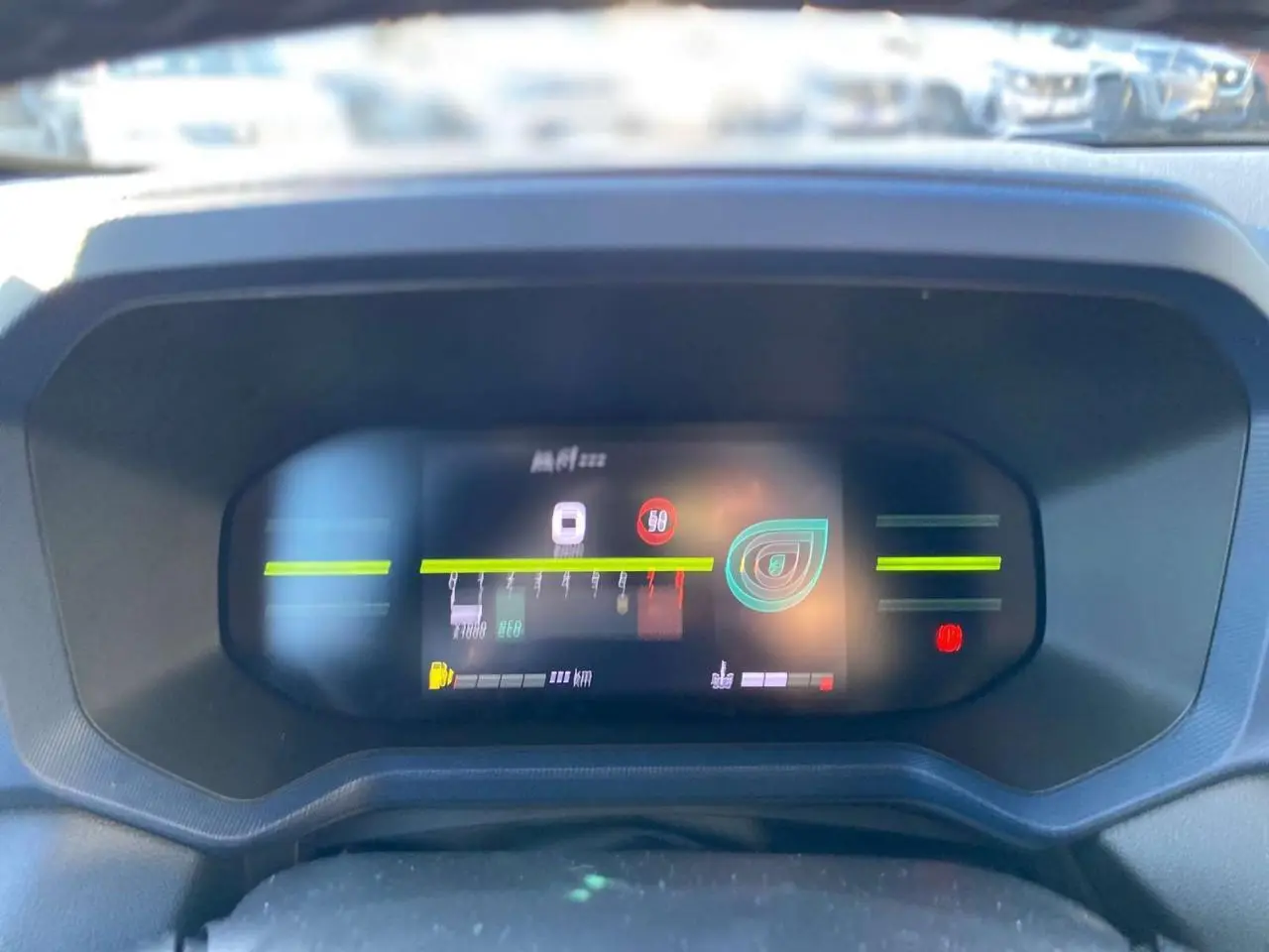 Tableau de bord digital 7 pouces du Dacia Duster 2024 affichant vitesse, jauges et alertes, vue frontale rapprochée.