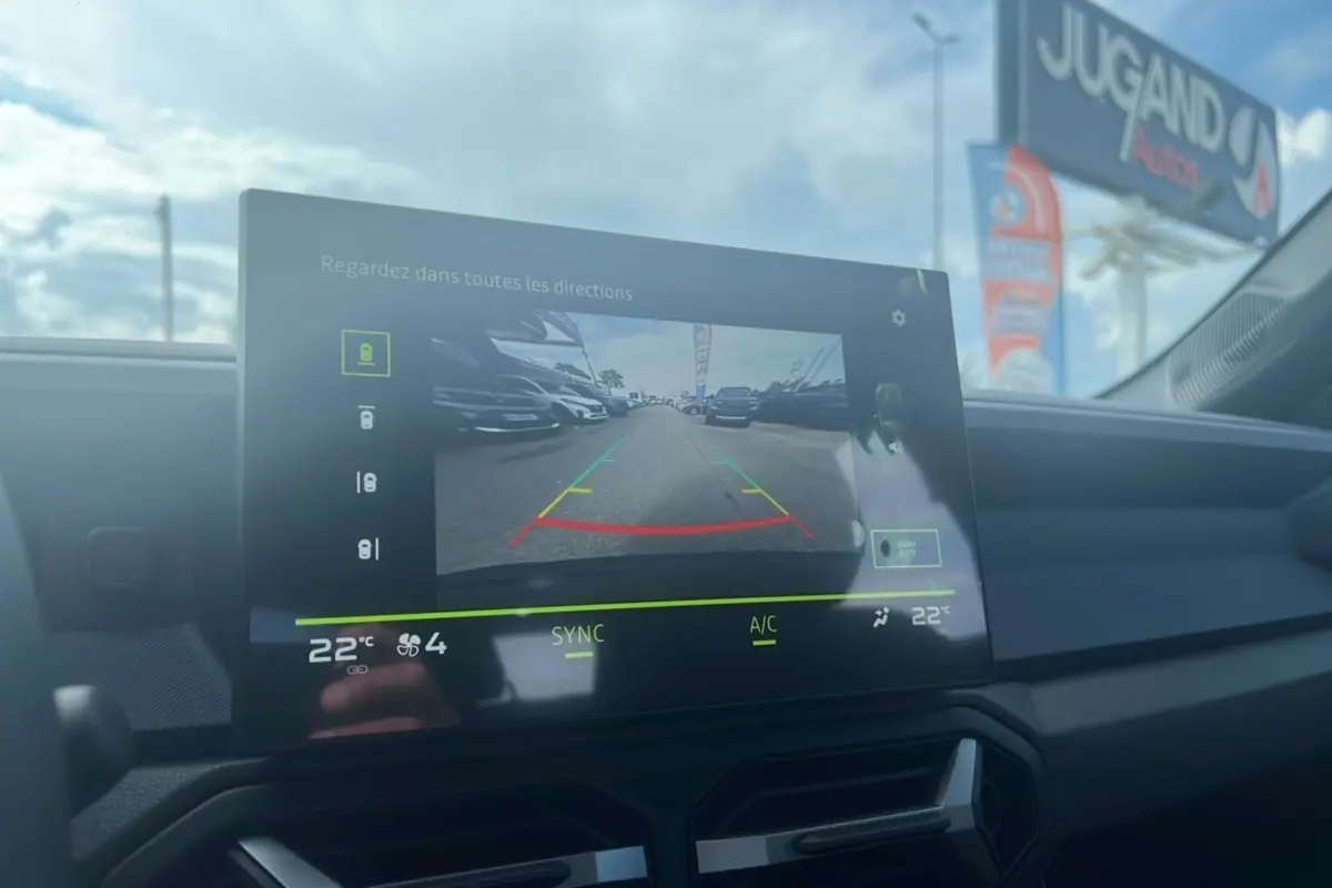 Vue intérieure sur l'écran tactile du tableau de bord du Dacia Bigster 2025 montrant la caméra de recul active.