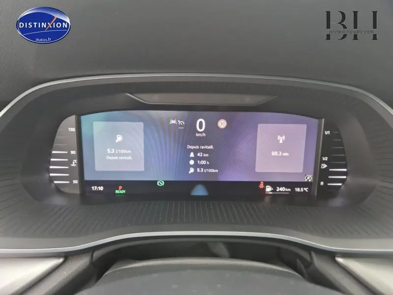 Affichage numérique du tableau de bord de la Skoda Octavia Combi 2024, montrant la consommation et la vitesse à 0 km/h.