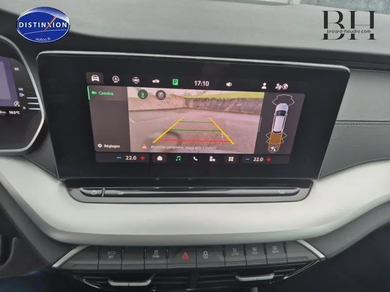 Écran tactile central affichant la caméra de recul d'une Skoda Octavia Combi 2024, intérieur clair et moderne.