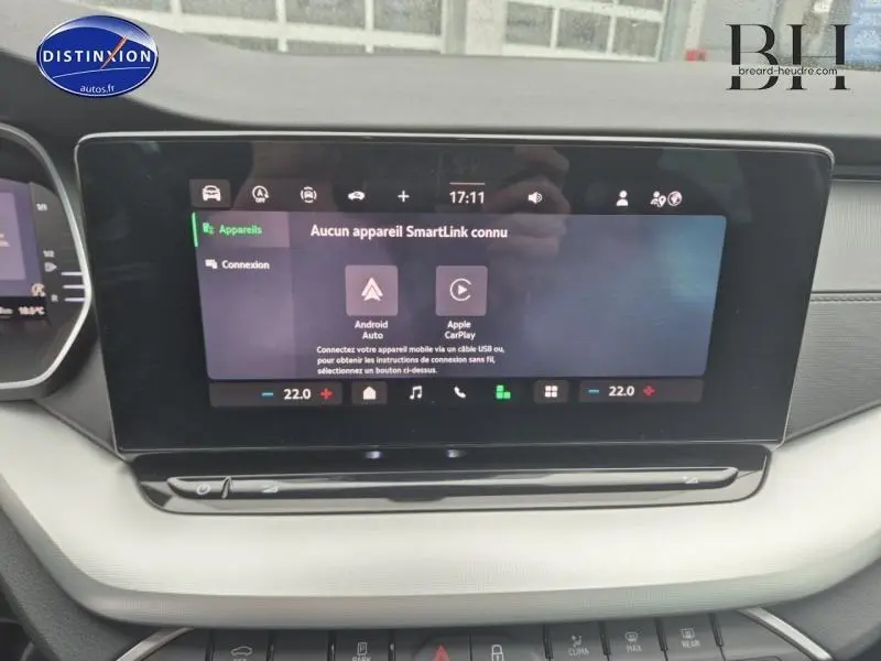 Écran tactile central du tableau de bord d'une Skoda Octavia Combi 2024, affichant options SmartLink.