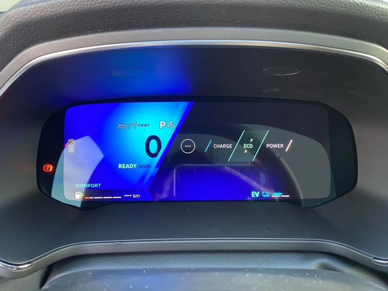 Affichage numérique du tableau de bord du Renault Symbioz noir, montrant l'indicateur de vitesse et modes de conduite.