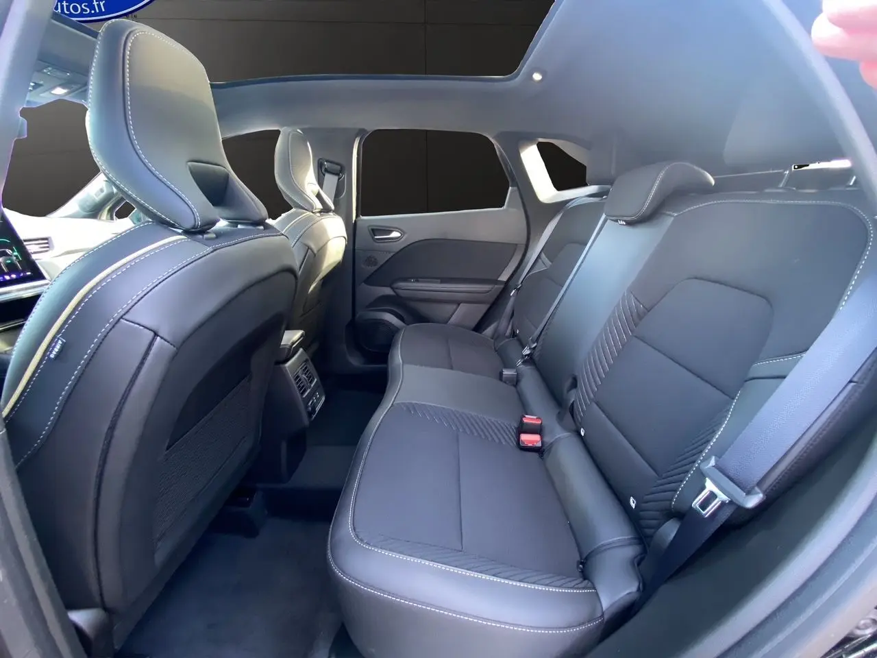 Vue intérieure côté droit sur la banquette arrière noire étoile du Renault Symbioz Iconic E-Tech Hybrid 2025.