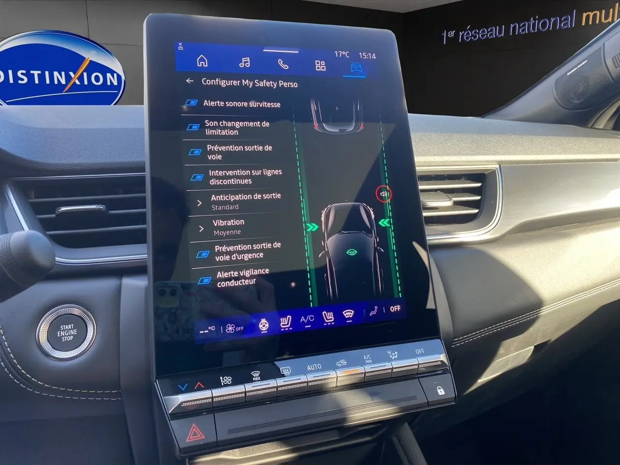 Vue rapprochée de l'écran tactile central du Renault Symbioz 2025 affichant les aides à la conduite et commandes climatisation.