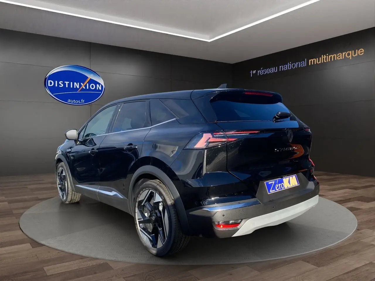 Renault Symbioz Iconic E-Tech Hybrid noir étoile, vue 3/4 arrière droit, jantes alliage et feux LED distinctifs.