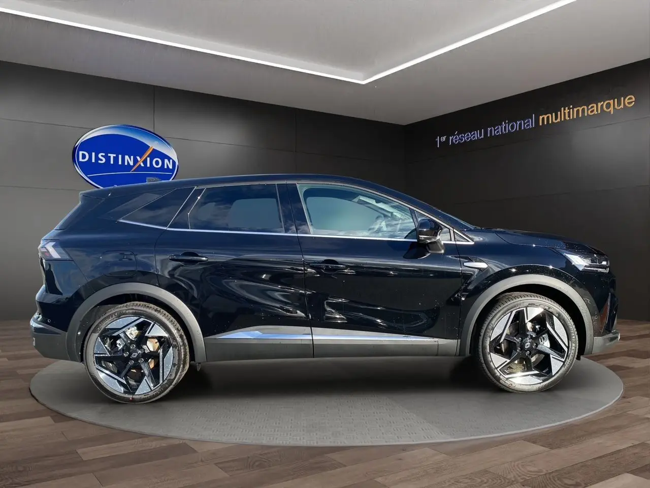 Profil côté gauche du Renault Symbioz Iconic E-Tech Hybrid 145 noir étoile avec jantes alliage 19 pouces.