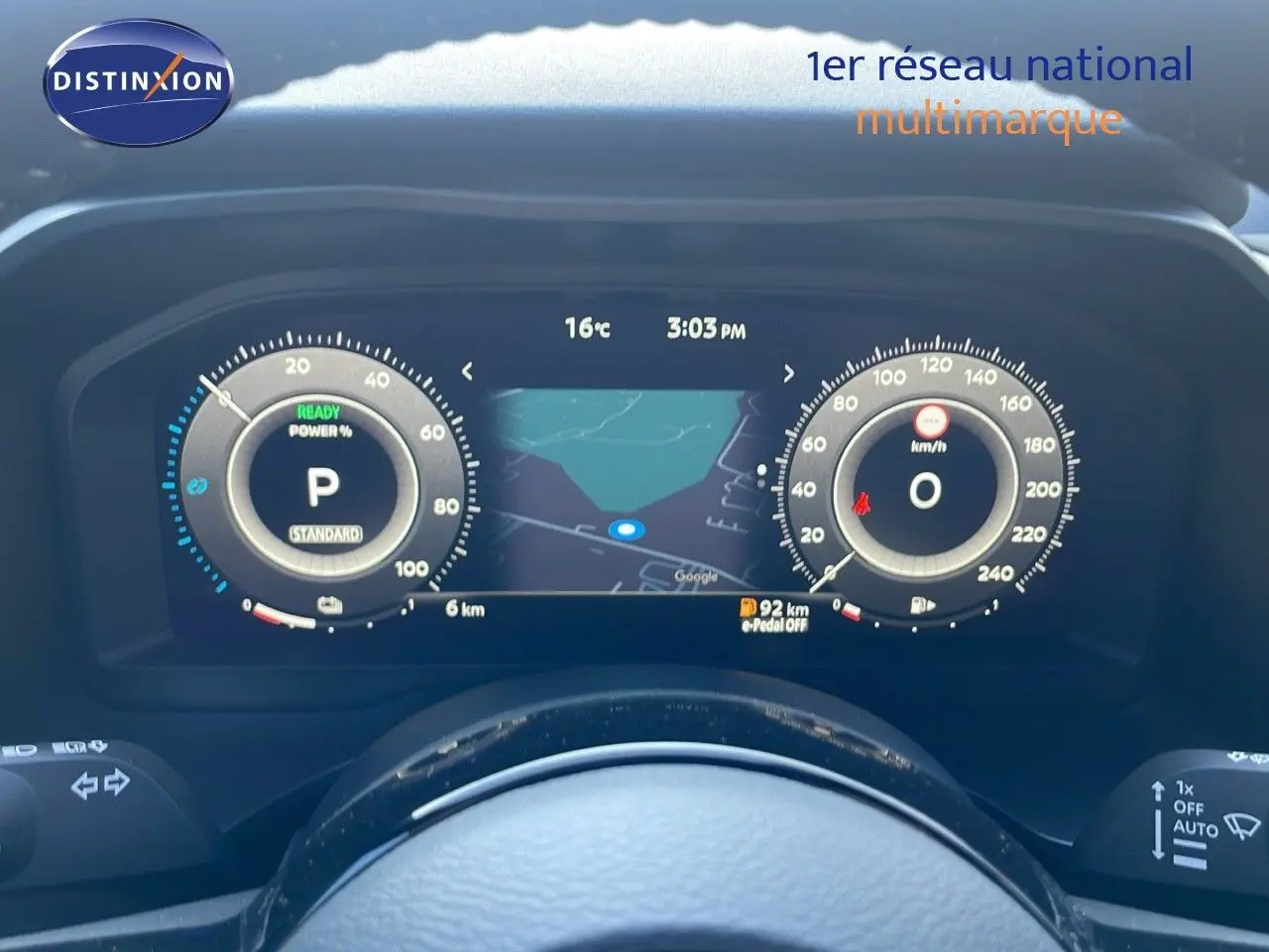 Tableau de bord numérique du Nissan Qashqai 2025 avec affichage de la vitesse, navigation et indicateurs hybrides.