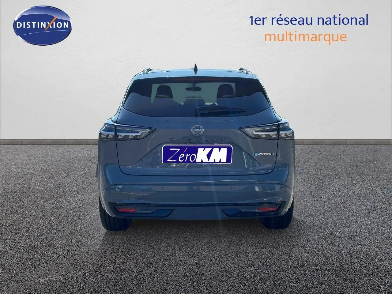 Vue arrière d'un Nissan Qashqai gris céramique métal avec toit noir, version hybride E-POWER 2025.