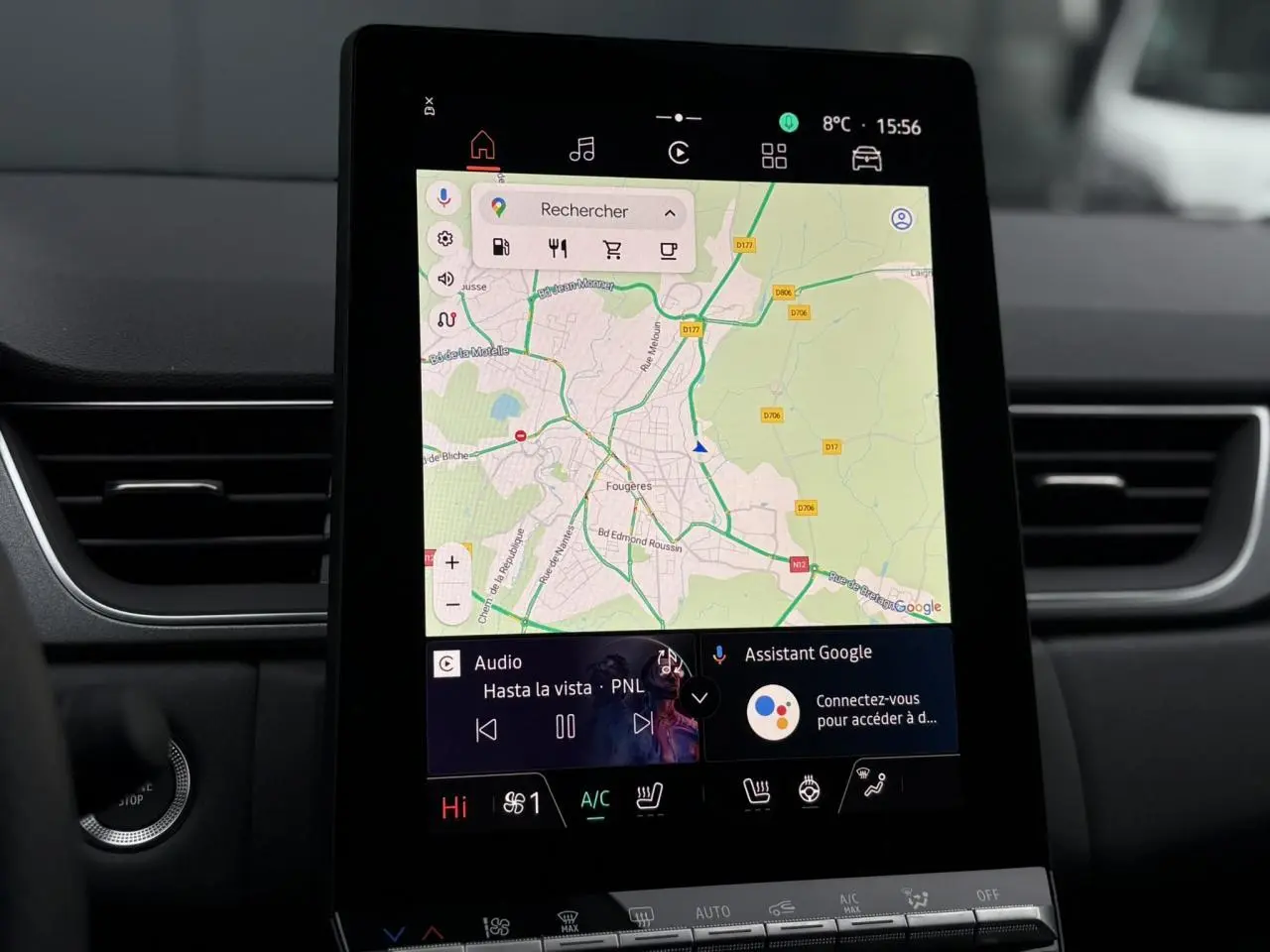Écran tactile central du Renault Captur 2025 affichant la navigation et commandes climatisation, intérieur noir moderne.