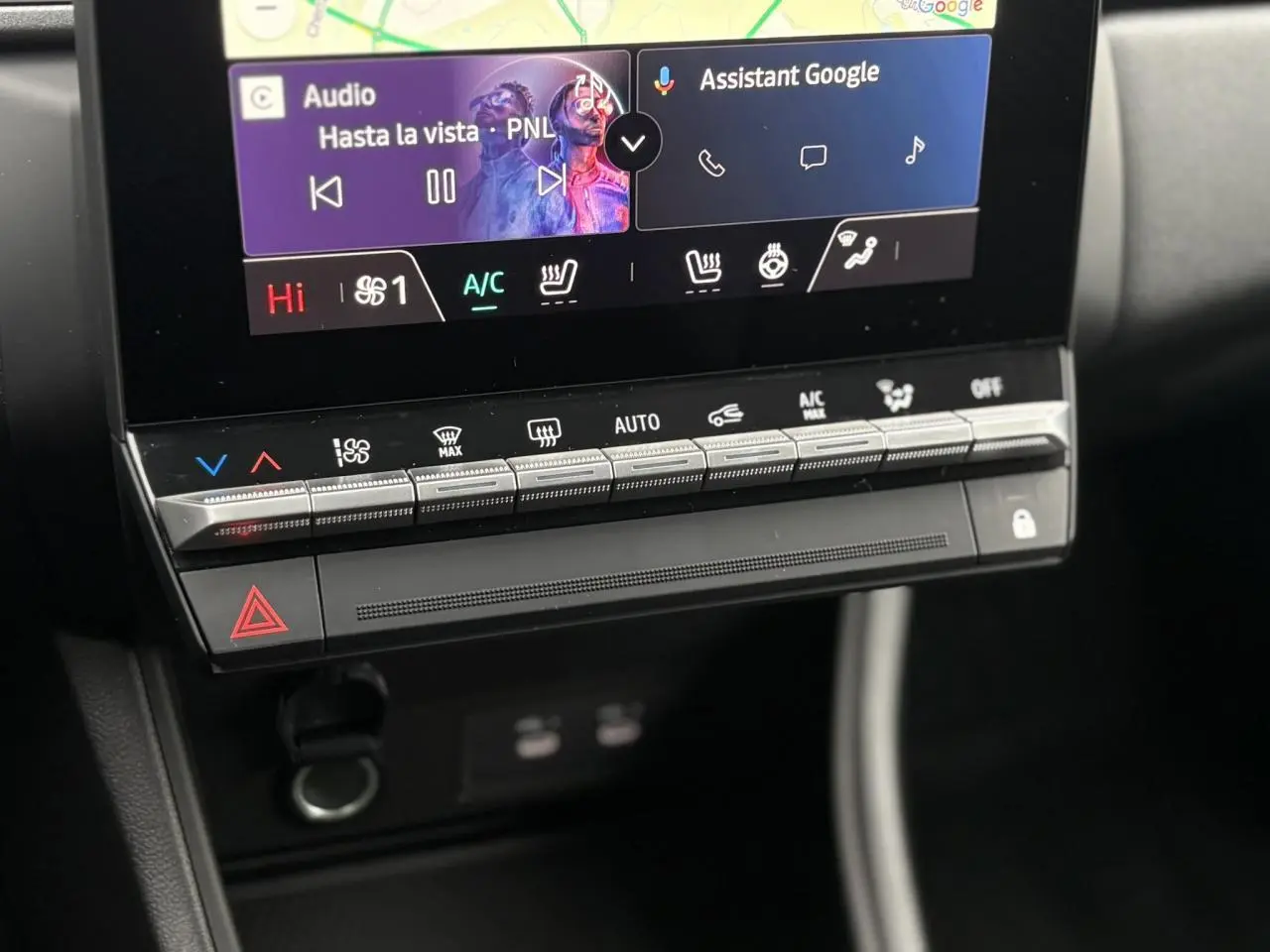 Gros plan sur la console centrale du Renault Captur 2025, écran tactile et commandes climatisation avec pack hiver.